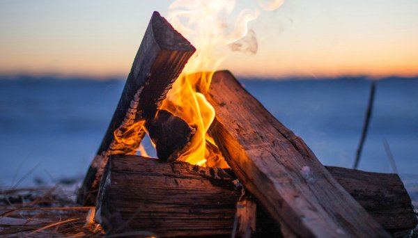 Un feu de camp, capturé par Benjamin DeYoung