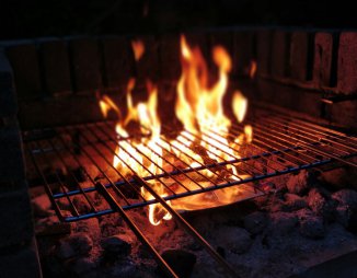 Un barbecue à bois enflammé, capturé par David de Jong