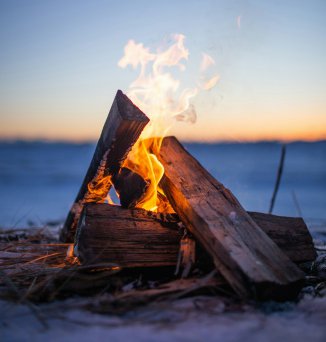 Un feu de camp, capturé par Benjamin DeYoung